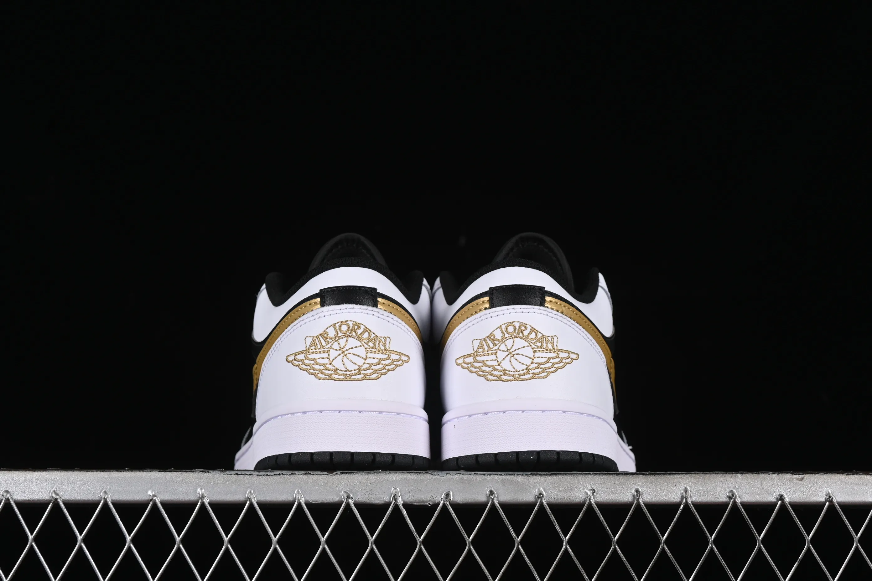 All categories Air Jordan Jordan series basketball shoes Air Jordan 1 Low G version pure original Air Jordan 1 Low AJ1 Joe 1 black and white gold hook low-top cultural basketball shoes 553558-172